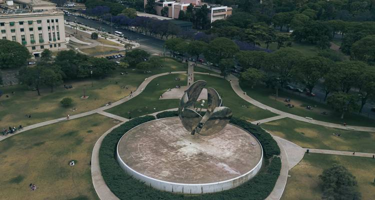 Drone-uitzicht op Floralis Genérica sculptuur in gesloten positie in een rond reflecterend bassein