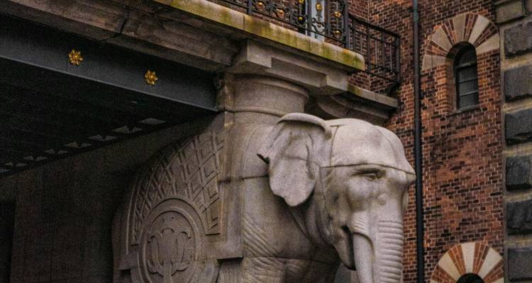 Statue d'éléphant en granit soutenant une porte ornée au complexe de la brasserie Carlsberg