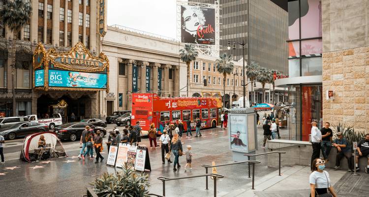 Scène animée du Hollywood Boulevard avec le marquis du El Capitan Theatre, un autocar de tourisme, des clients et des artistes de rue