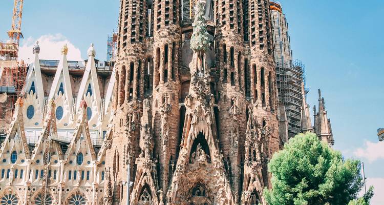 Nahaufnahme der kunstvollen Türme und Spitzen der Sagrada Familia, die sich gegen einen klaren Himmel erheben