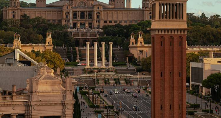 Vue aérienne de la Plaça d'Espanya de Barcelone avec la tour vénitienne et le musée MNAC en arrière-plan