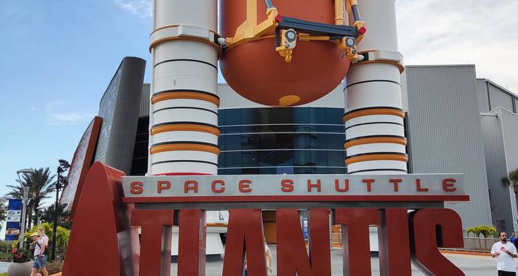 Le réservoir externe et les propulseurs de la navette spatiale Atlantis exposés à l'extérieur du centre des visiteurs.