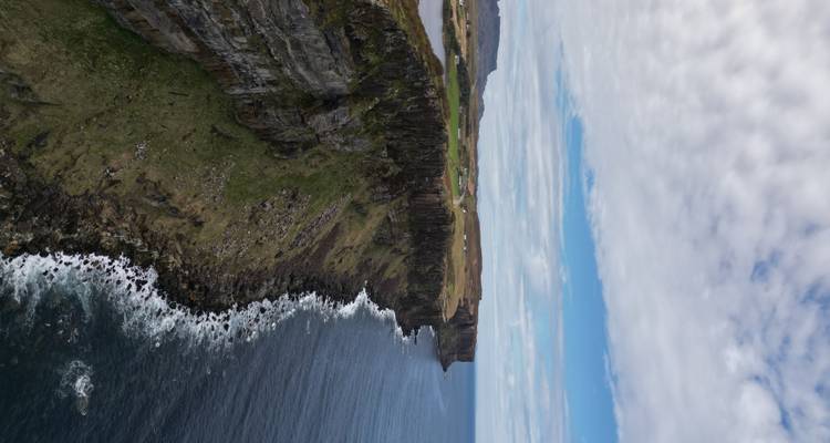Côte spectaculaire avec falaises escarpées et vagues de l'Atlantique déferlantes sur l'île de Skye.