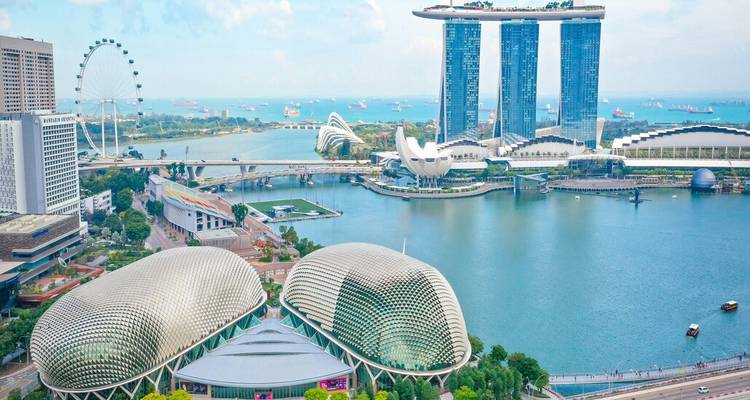 Bahía Marina panorámica con el icónico Marina Bay Sands, las cúpulas del Esplanade y el skyline de la ciudad