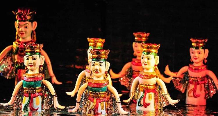 Les traditionnelles marionnettes aquatiques vietnamiennes, brillamment peintes et éclairées sur scène.