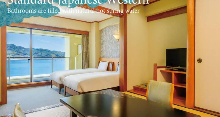 Habitación de hotel con dos camas individuales y balcón con vista al mar bajo texto superpuesto promocional.