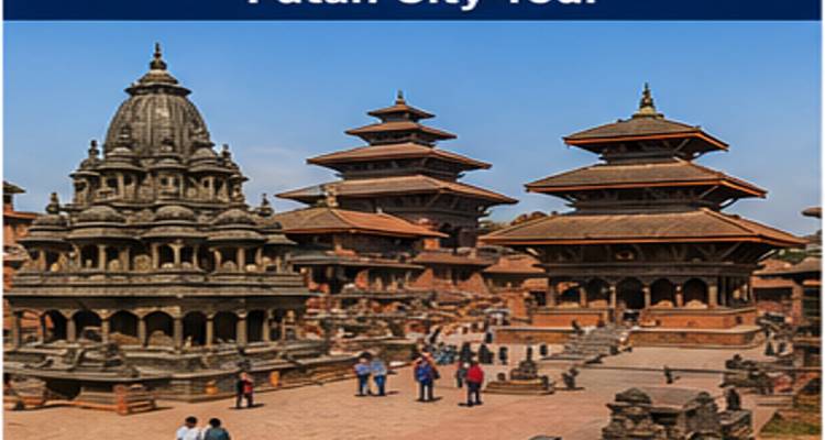 Bezoekers wandelen tussen de getrapte tempels van Patan Durbar Square onder een blauwe spandoek die een stadstour adverteert.