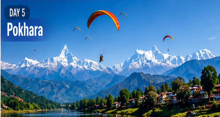 Gleitschirmflieger gleiten über das Tal von Pokhara und schneebedeckte Gipfel mit Textüberlagerung des Tag 5.