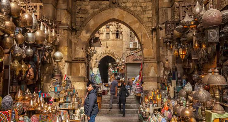 La ajetreada entrada del bazar Khan el-Khalili llena de lámparas tradicionales y compradores.