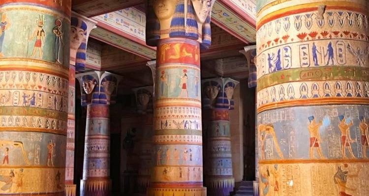 Kleurrijke hiërogliefenmurals versieren enorme zuilen in een Egyptisch-geïnspireerde filmset.