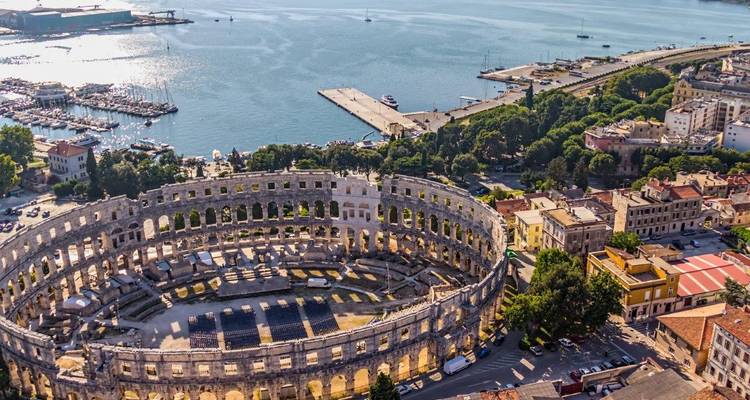 Luchtfoto van het goed bewaarde Romeinse amfitheater in Pula naast de Adriatische kust