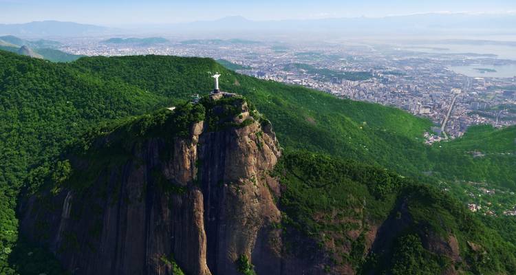 Drohnenaufnahme der Christus-Erlöser-Statue auf dem üppig bewachsenen Corcovado-Berg oberhalb von Rio.