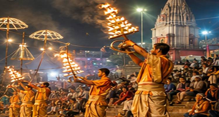 Priester führen die Ganga-Aarti-Zeremonie mit lodernden Kandelabern vor einer großen nächtlichen Menschenmenge auf.