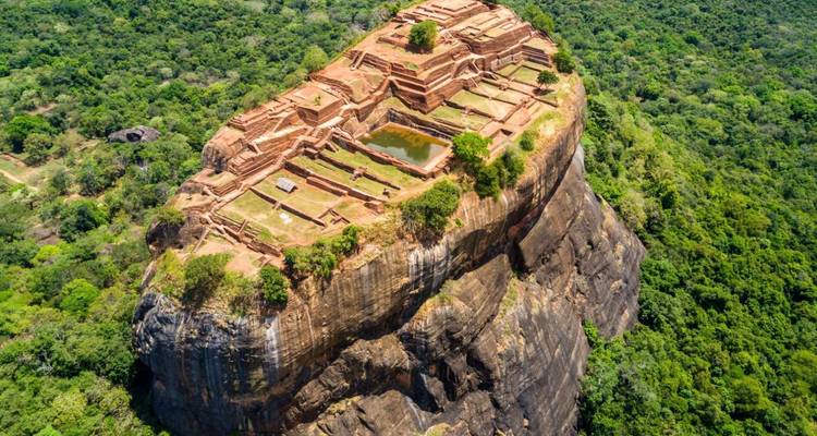 Bovenaanzicht van de ruïnes op de top van Sigiriya en het groene bosluifel eromheen.