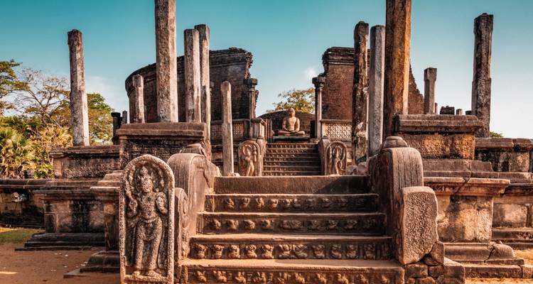 Ruïnes van Vatadage met stenen zuilen, een centraal zittend Boeddhabeeld en een versierde ingang in Polonnaruwa.