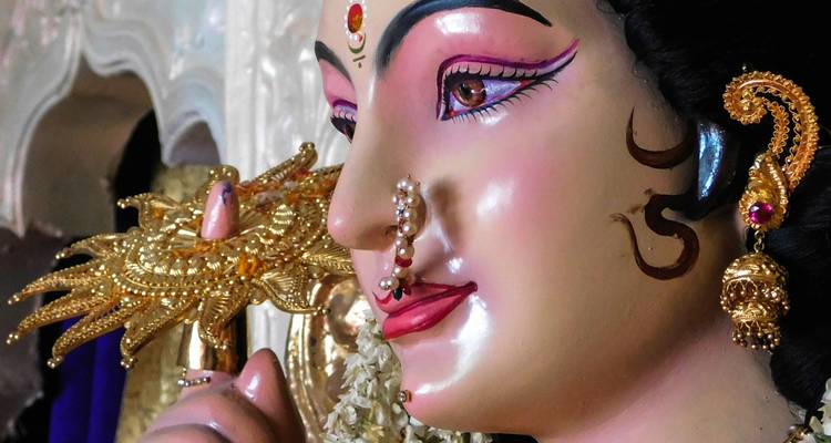 Nahaufnahme einer farbenfrohen Hindu-Göttin-Statue mit aufwändigen Schmuckdetails
