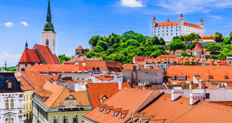 Les toits colorés de la Vieille Ville de Bratislava avec la flèche de la Cathédrale Saint-Martin et le château blanc au sommet de la colline.