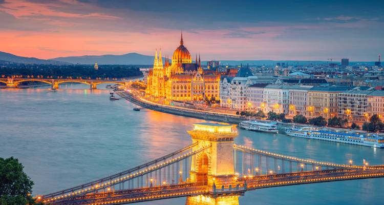 Panorama vespéral de Budapest avec le Pont des Chaînes et le bâtiment du Parlement illuminé à côté du Danube.
