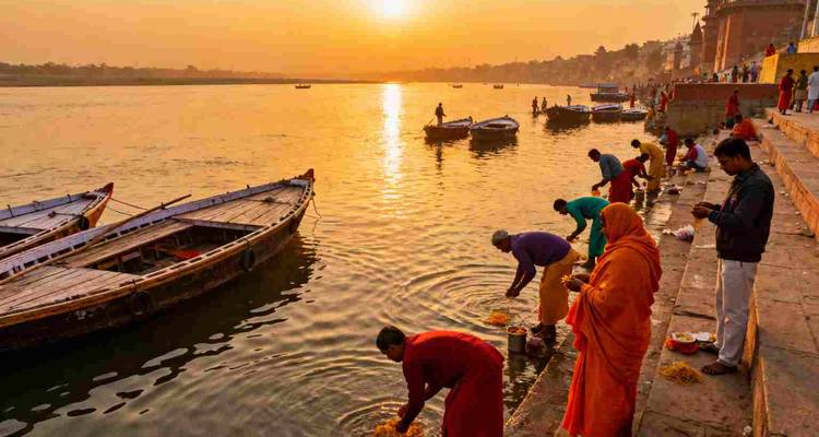 Pilger führen Morgenrituale entlang der Ghats des Ganges bei Sonnenaufgang in Varanasi durch.