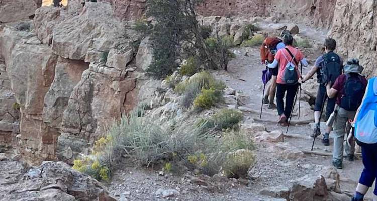 Les randonneurs parcourent un sentier en lacets rocailleux à l'intérieur du Grand Canyon.
