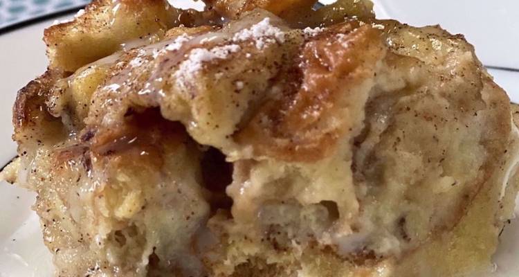 Close-up van een smeuïge kaneel broodpudding dessert met glazuur drizzle.