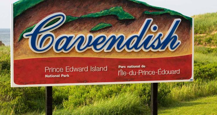 Grand panneau routier accueillant les visiteurs à Cavendish dans le Parc national de l'Île-du-Prince-Édouard.