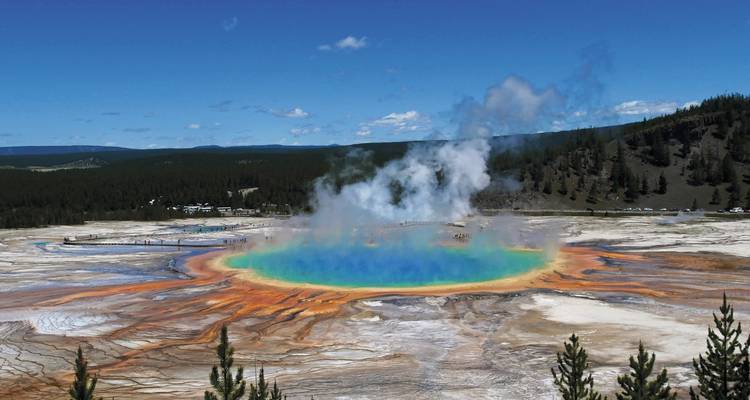 Lebendige Luftaufnahme der Grand Prismatic Spring mit dampfenden Regenbogenfarben
