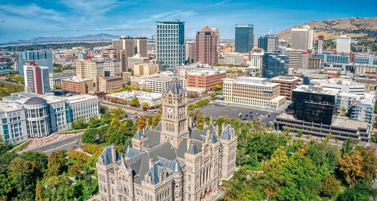 Luftaufnahme des Panoramas der Innenstadt von Salt Lake City mit dem historischen Rathaus im Vordergrund