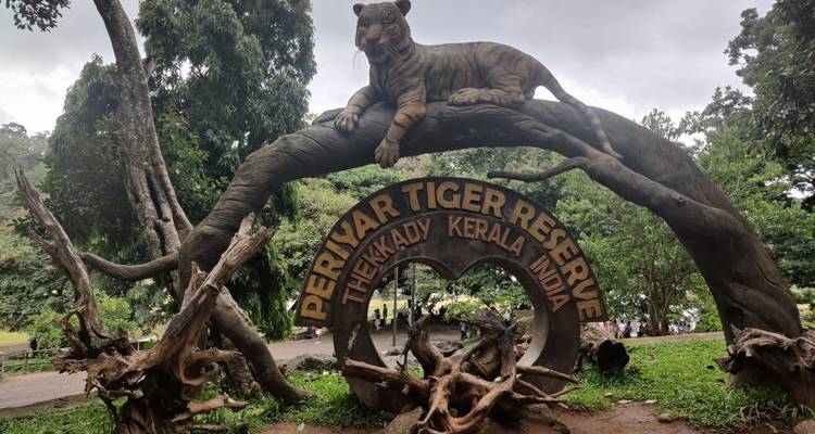 Dekorativer Bogen mit Tigerskulptur, der den Eingang zum Periyar Tiger Reserve in Thekkady markiert.