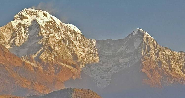 Photographie téléobjectif nette de deux sommets himalayens enneigés juxtaposés sur un ciel sans nuages.
