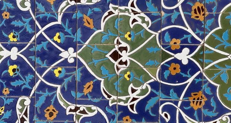 Panel de azulejos islámicos simétrico con fondo azul vibrante y hojas estilizadas.
