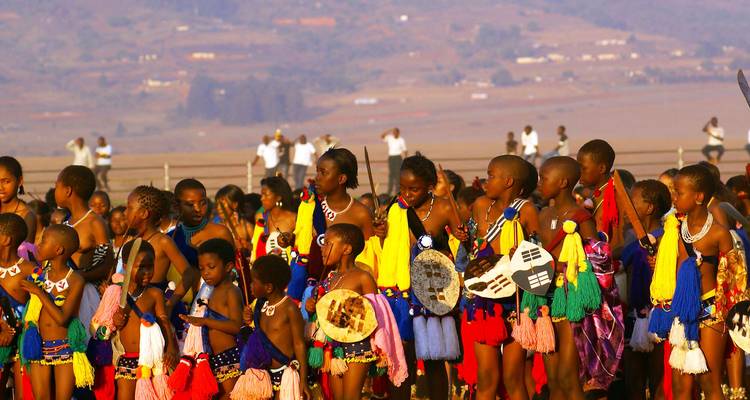Danseurs traditionnels swazi vibrants en tenue colorée lors d'un festival culturel.