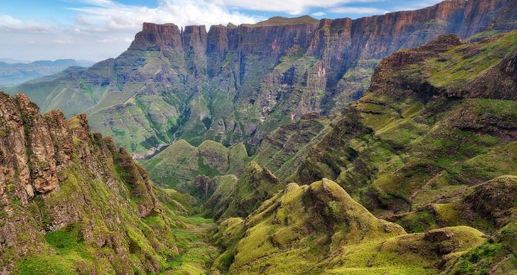 Les falaises vertes spectaculaires et les profondes vallées des Montagnes du Drakensberg.
