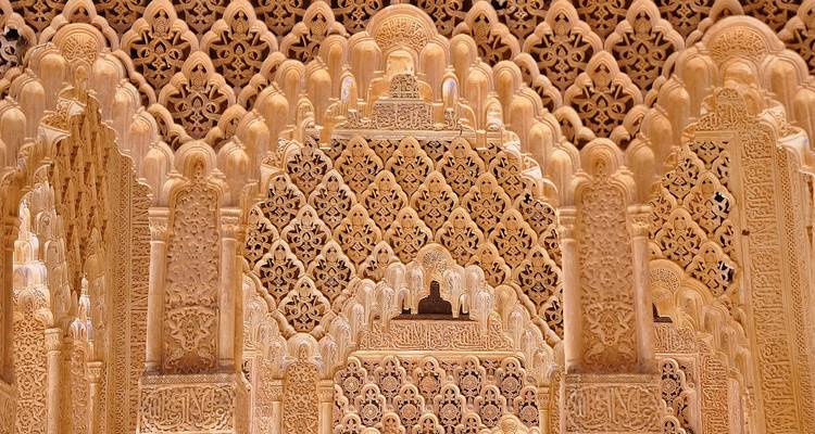Aufwendig geschnitzte Stuckarbeiten und Bögen im Nasriden-Palast der Alhambra.