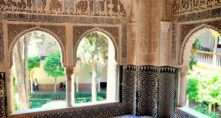 Maurische gekachelte Bögen und Innenhofausblick im Alcázar von Sevilla.