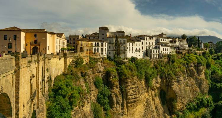 Une rangée de maisons historiques blanchies à la chaux s'accroche au bord des falaises calcaires spectaculaires de Ronda.