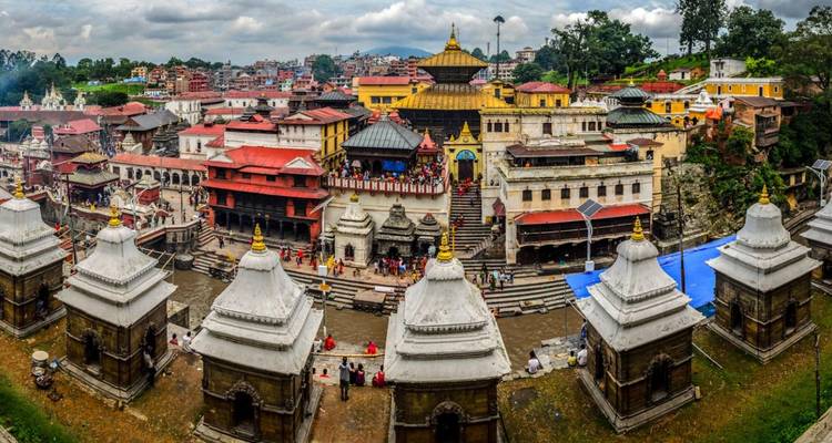 Vista panorámica del complejo sagrado del Templo Pashupatinath y los ghats a lo largo del Río Bagmati en Katmandú.