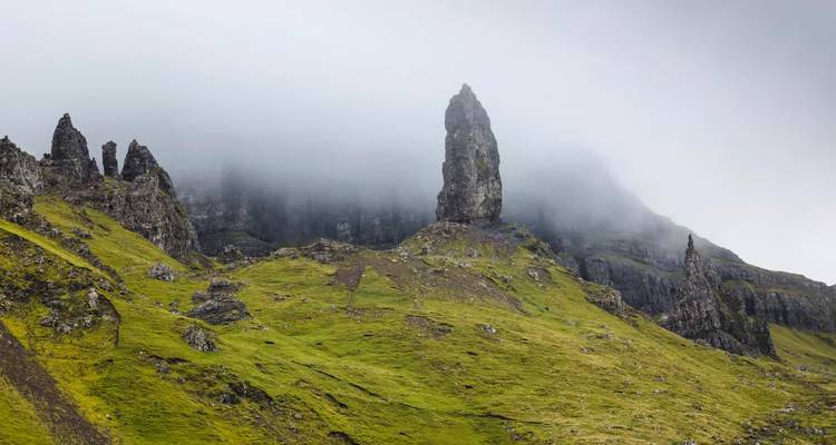 El icónico pico del Viejo del Storr se eleva desde las laderas verde niebla de la Isla de Skye.