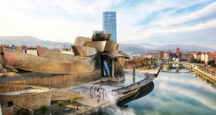 Vue surélevée du Guggenheim Bilbao, skyline moderne et rivière avec effets de brume légère