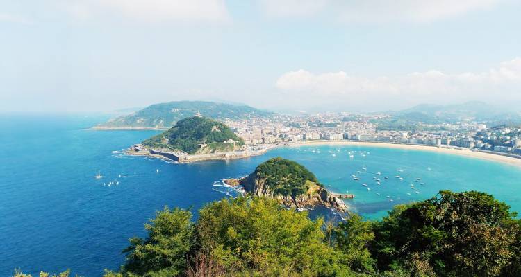 Vue aérienne de la baie en forme de croissant de la Concha à Saint-Sébastien et du paysage urbain environnant