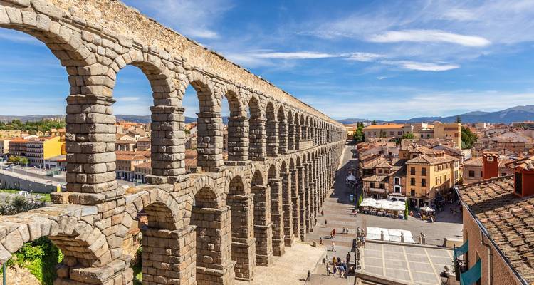 L'aqueduc romain de Segovia s'étendant à travers la ville avec des personnes marchant au-dessous