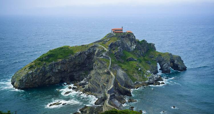 L'île rocheuse spectaculaire de San Juan de Gaztelugatxe reliée à la terre ferme par un pont de pierre sinueux