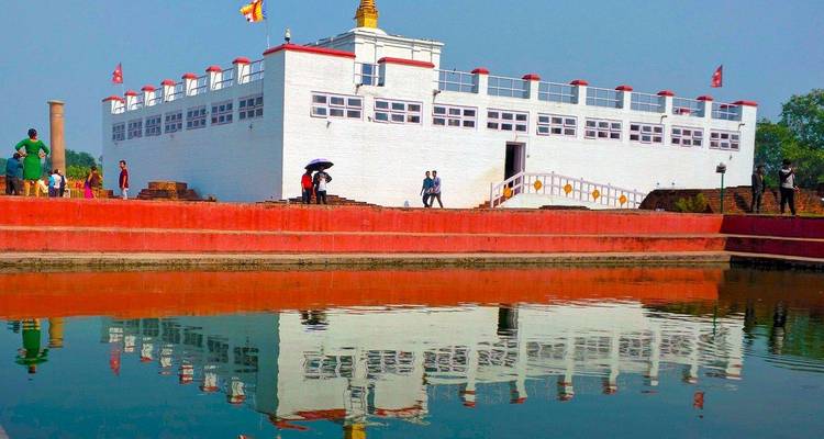 Le Temple Mayadevi se reflétant dans l'étang sacré de Lumbini par une journée dégagée