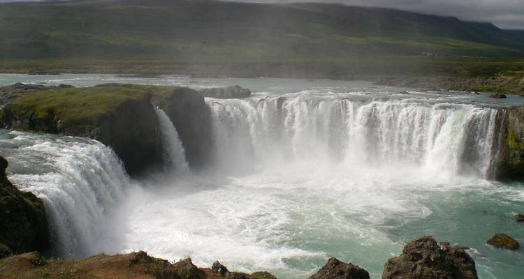 Mächtiger Wasservorhang, der über die hufeisen förmigen Godafoss-Wasserfälle stürzt