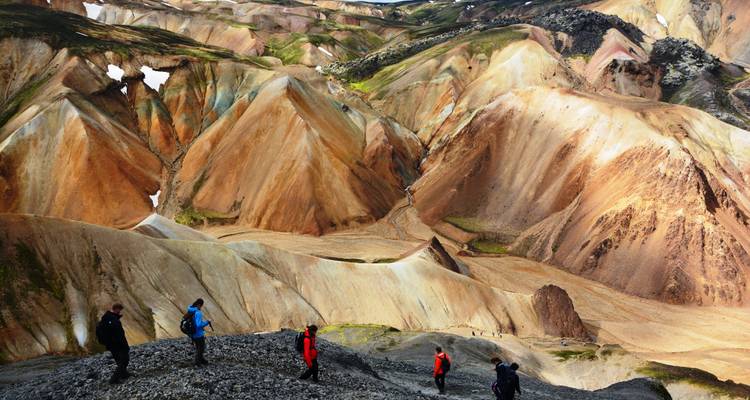 Wanderer in den farbenfrohen Rhyolith-Bergen von Landmannalaugar mit ausgedehnten Mineralrücken