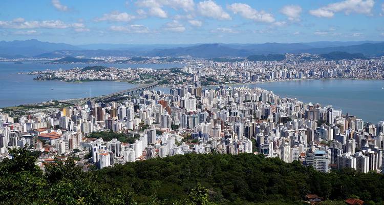 Vista panorámica del paisaje urbano de Florianópolis enmarcado por bahías y colinas boscosas vistas desde un mirador
