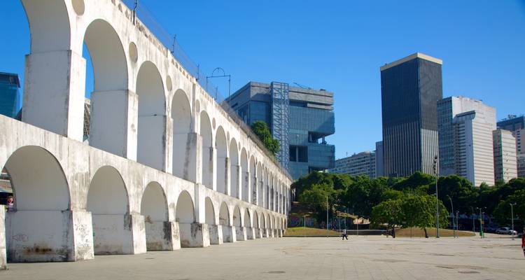 Les arches blanches historiques de l'Aqueduc de Carioca avec les gratte-ciel modernes de Rio de Janeiro en arrière-plan