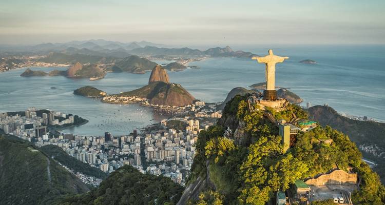 Panorama aéreo del Cristo Redentor con imponentes montañas costeras e islas