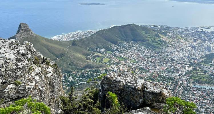 Une vue aérienne spectaculaire depuis la montagne de la Table avec la Tête de Lion et Le Cap s'étendant jusqu'à l'océan bleu.