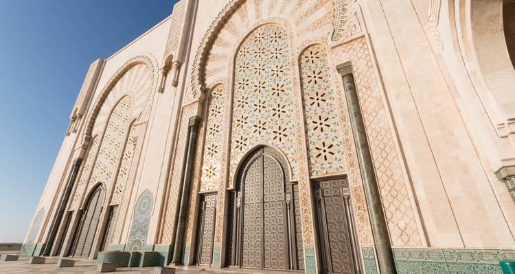 Mosaïque ornée et arches en pierre sculptée de la Mosquée Hassan II capturées en gros plan